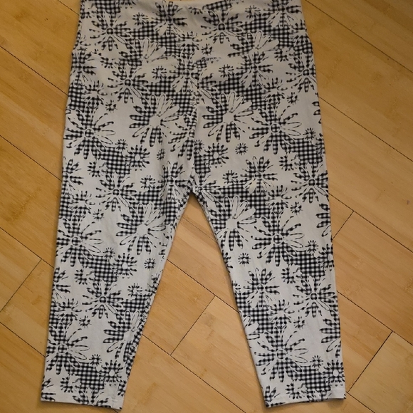 2 Pairs of Suavé Women's Capri Leggings - Picture 3 of 3